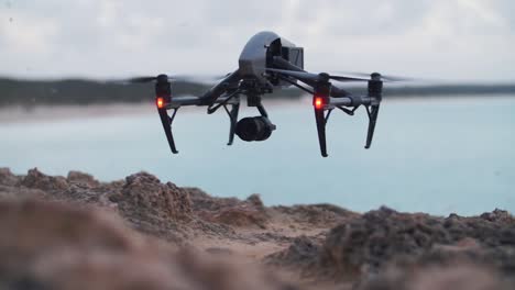 imágenes en cámara lenta del despegue de drones dji inspire 2 en la costa de mallorca, españa