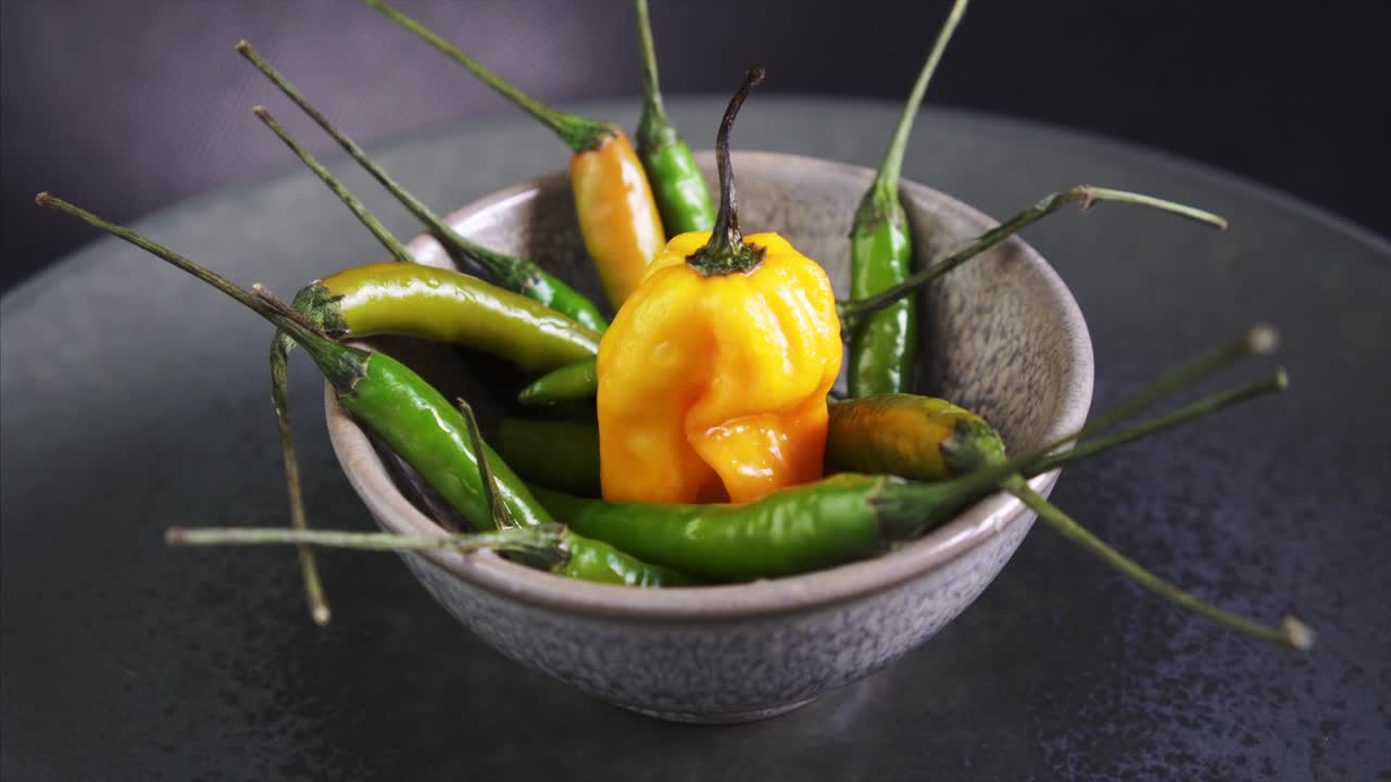 중간에 신선한 캐롤라이나 사신과 함께 회전하는 칠리 고추를 닫습니다