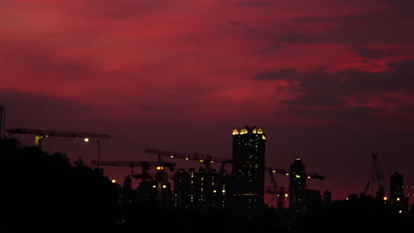 Desarrollo-Urbano-En-Hong-Kong,-Silueta-De-Grúas-De-Construcción-De-Cielo-Crepuscular