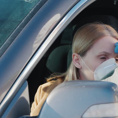 Patrulla-Mide-La-Temperatura-De-La-Mujer-Que-Conduce-El-Coche-1