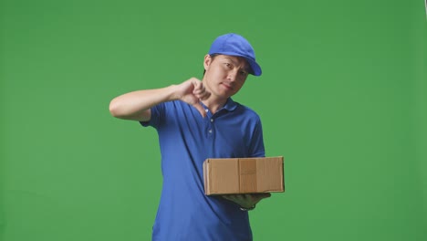 엄지손가락을 내려놓고 패키지를 배달하는 사람
