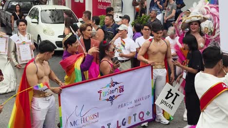 el desfile del orgullo lgbtq+ en tailandia