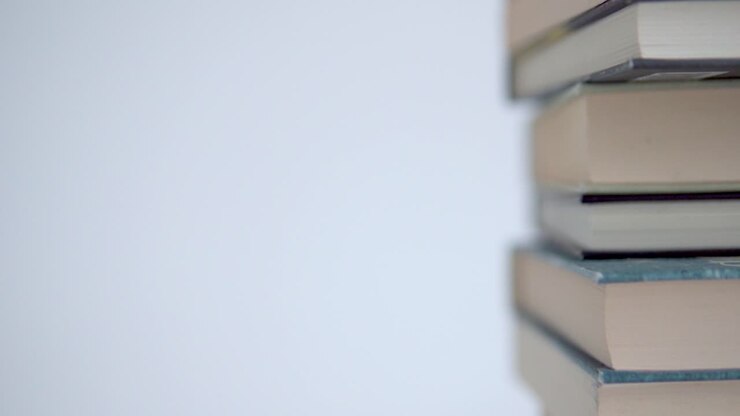 Libri impilati su una pila di copertine colorate