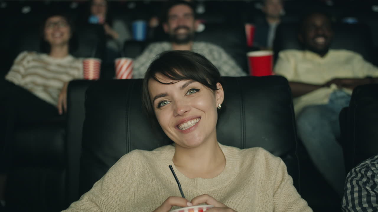 친구 들 이 영화 를 보고 있다