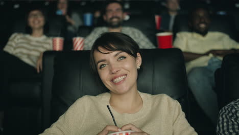 amigos viendo una película