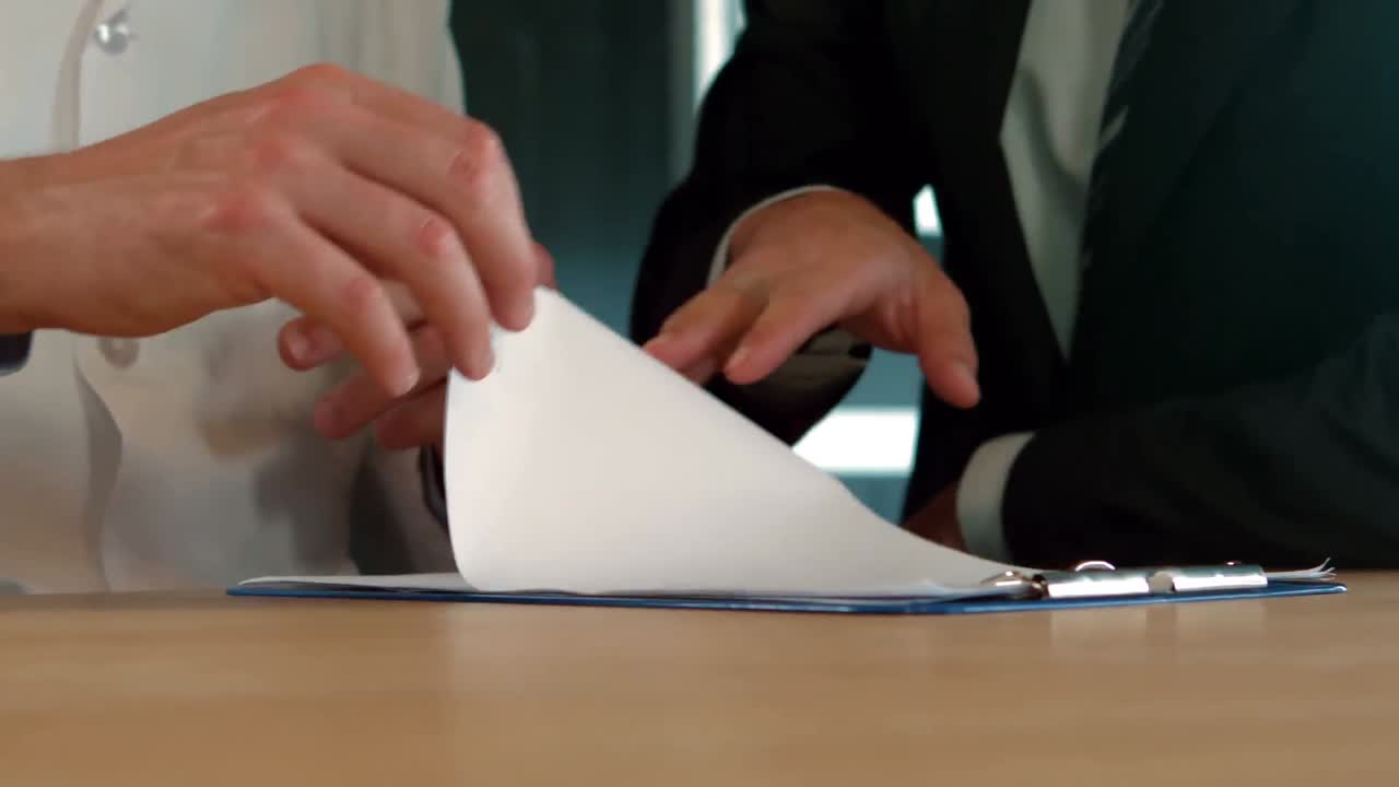 hombre de negocios y médico firmando un acuerdo