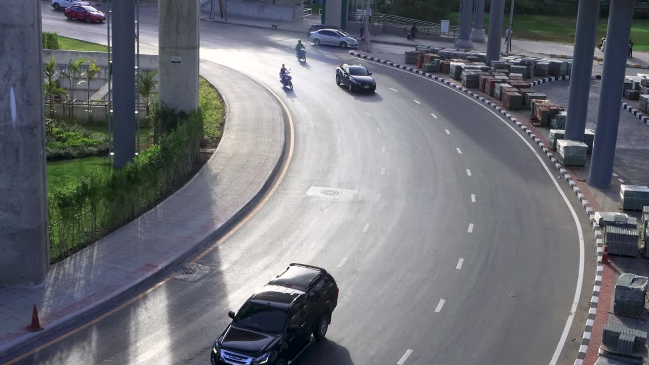 방, 태국 - 2020년 6월 12일:  프라 스리 마하타트 (wat phra sri mahat bts) 역에서 교통 차량의 높은 시각