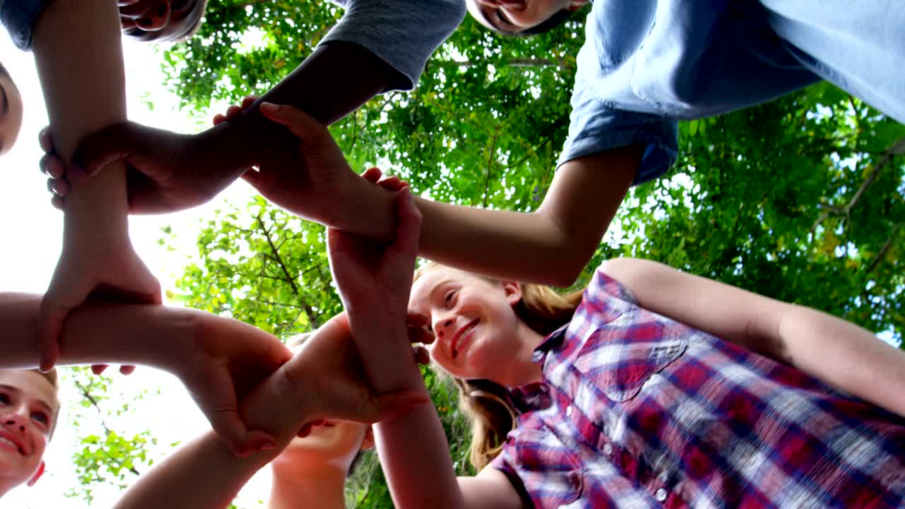 escolares tomados de la mano en las instalaciones de la escuela 4k