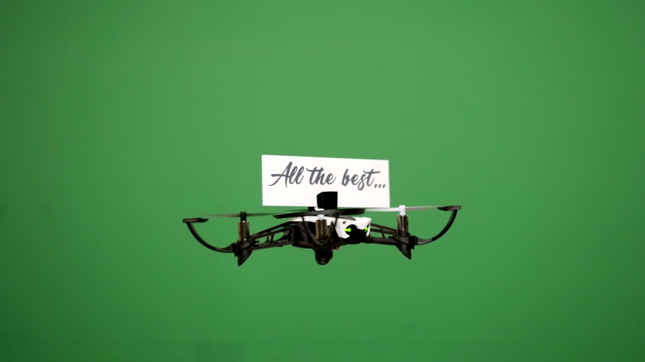 드론으로 전달된 메시지 : 녹색 화면에 있는 계절의 인사