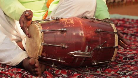 Rajasthan,-Inder.-Schlagzeuger-Spielt-Traditionelles-Indisches-Instrument-Auf-Der-Straße.