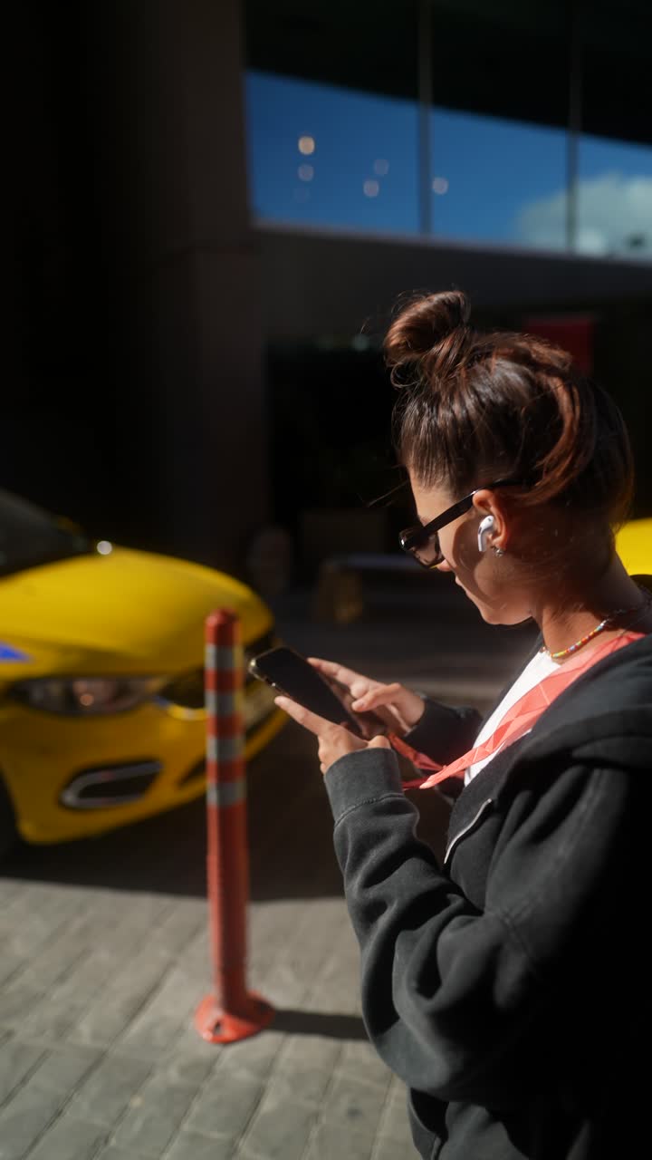 mujer en una calle de la ciudad
