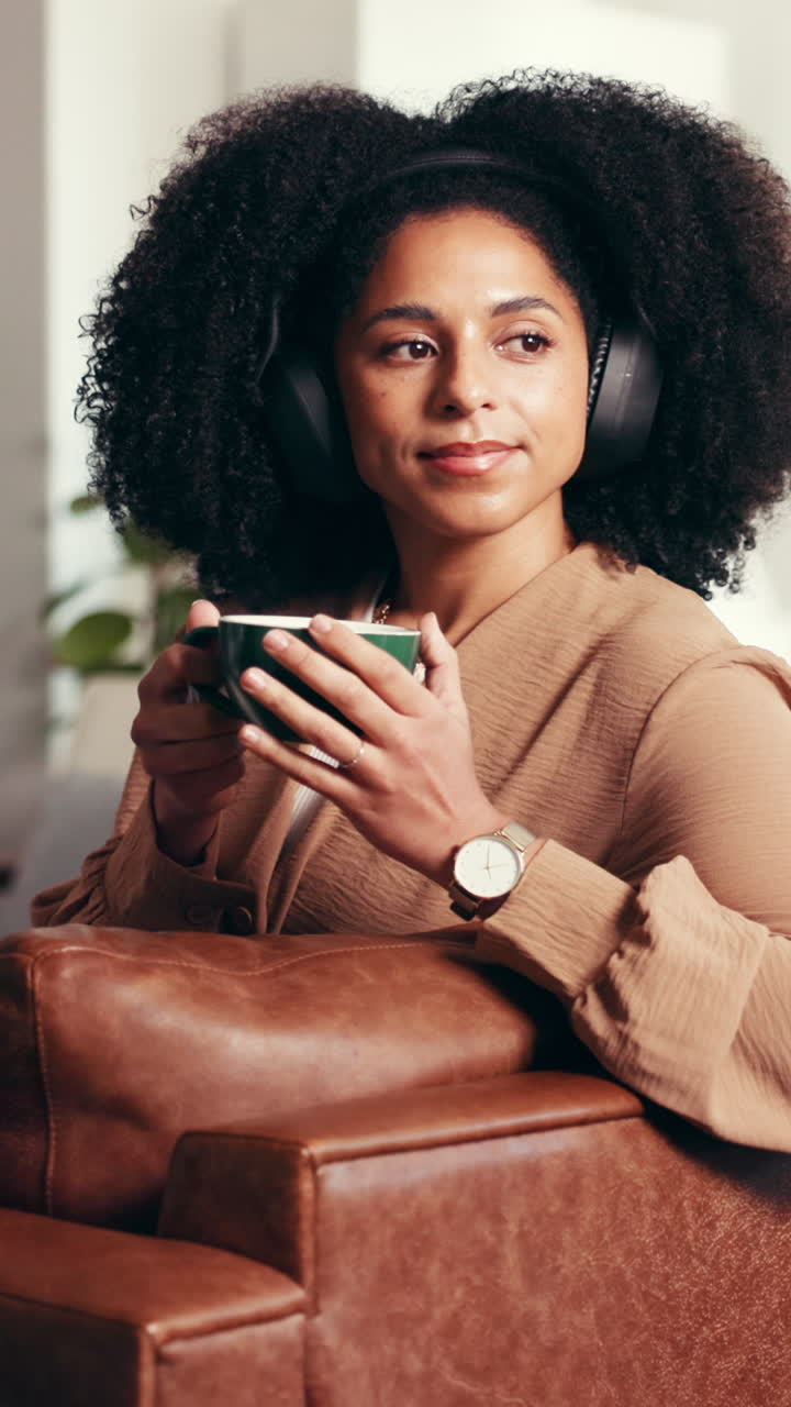 Donna con capelli ricci che si gusta un caffè ascoltando musica