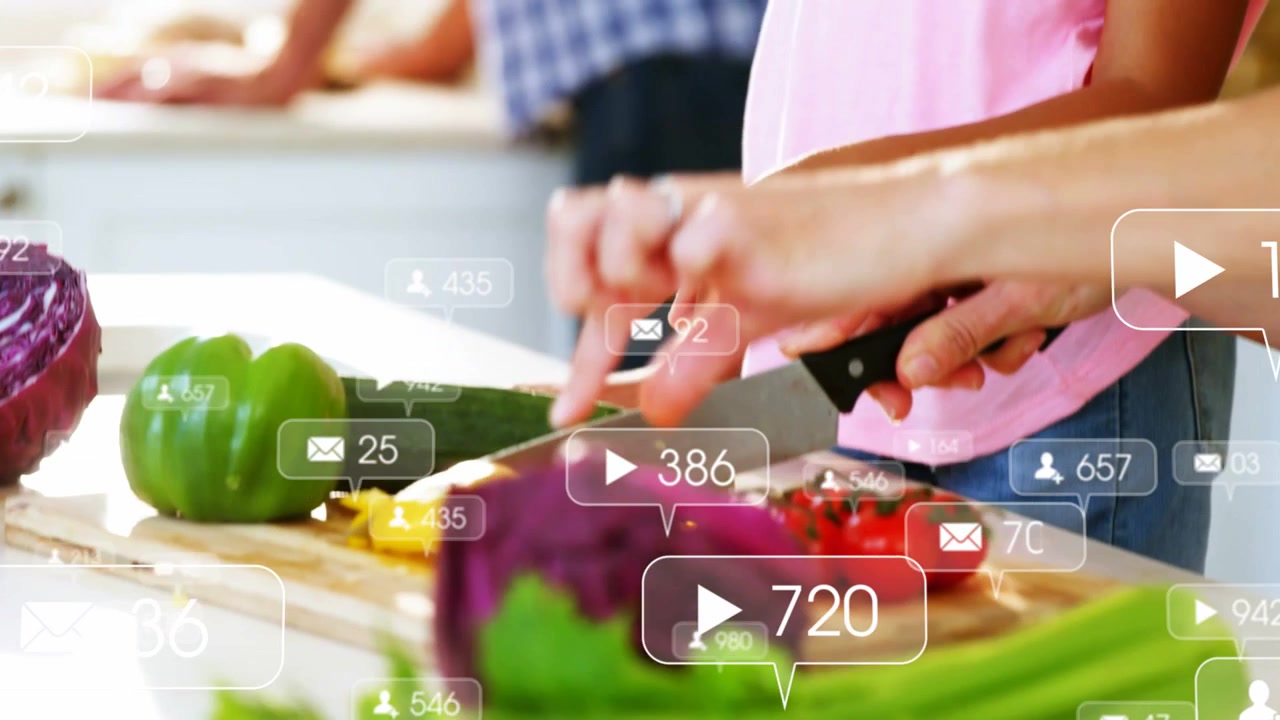 Vídeo vertical: Pegando faca, mãe de rosa guiando criança fatiando vegetais no balcão, ensinando, com sobreposições