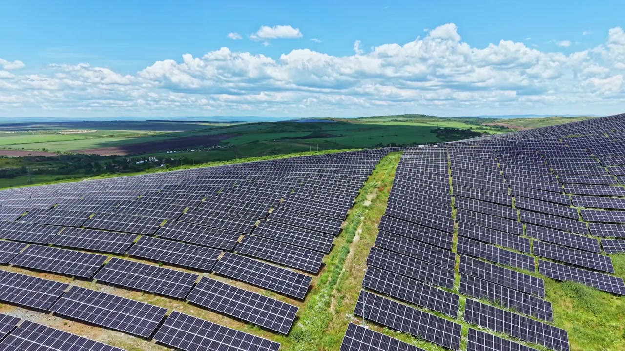 Solcelleparkens udstrækning. Et solcelleanlæg i industriel skala med adgangsveje og udstyr. Enorme fotovoltaiske installationer, der dækker landområder under åben himmel.