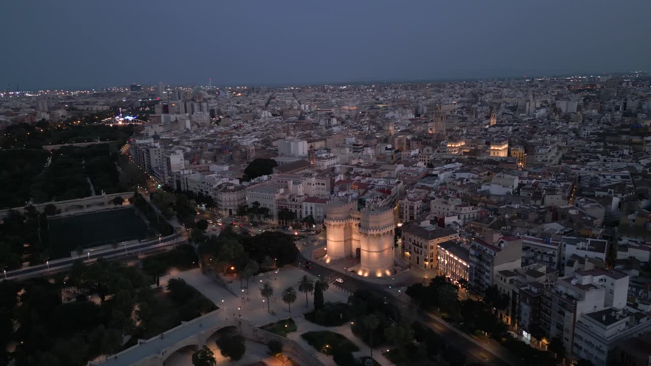 Valencia, Spagna, veduta aerea panoramica delle storiche porte della città vecchia al crepuscolo, Torres de Serranos