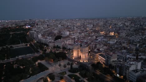 Toma-Aérea-Panorámica-De-Las-Históricas-Puertas-De-La-Ciudad-Vieja-Al-Atardecer,-Valencia-España,-Torres-De-Serranos