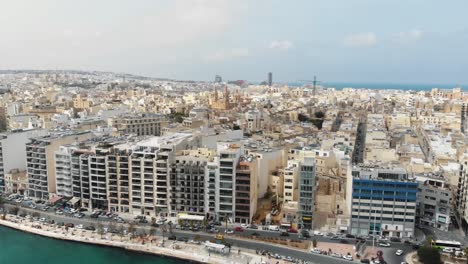 Pull-Up-Aufnahme-Aus-Der-Luft,-Die-Die-Stadt-Sliema-Von-Der-Küste-Aus-Zeigt