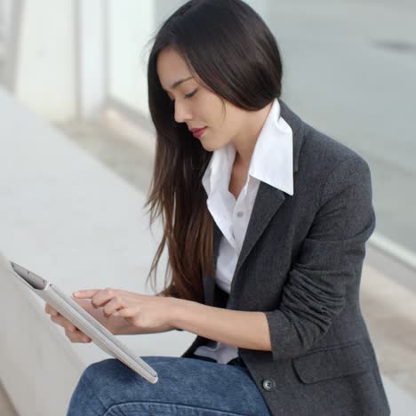 Ruhige-Professionelle-Frau-Mit-Tablet