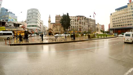 una pequeña plaza en el centro de la ciudad turca de adana