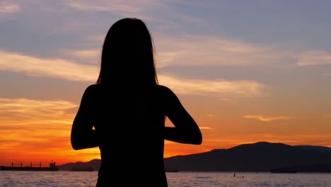 Frau-Macht-Yoga-Am-Strand