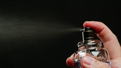 mujer rociando perfume