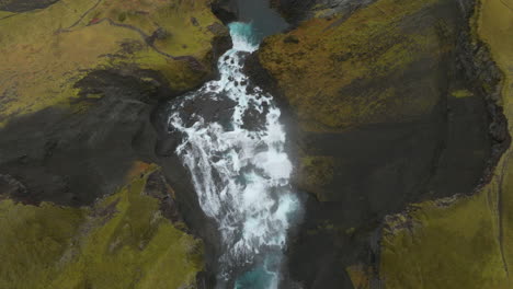 Acercamiento-Aéreo-Sobrevolando-La-Famosa-Cascada-Ofaerufoss-En-Las-Tierras-Altas-De-Islandia