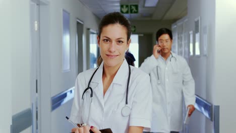 doctora de pie en el pasillo del hospital 4k