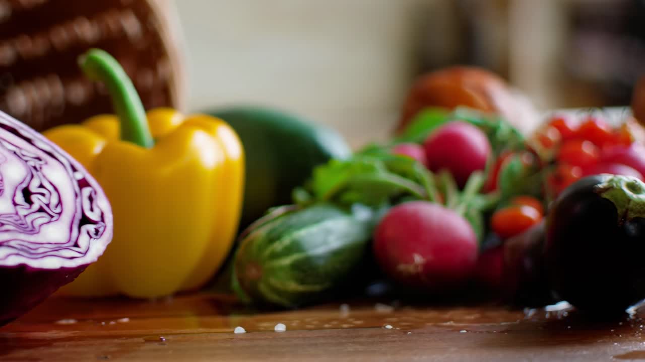 Video ravvicinato di verdure fresche su un tavolo, con una vivace fetta di cavolo cappuccio viola