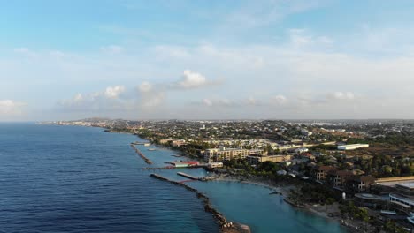 Costa-De-Mambo-Beach-En-La-Isla-Caribeña-De-Curazao,-Amplia-Panorámica-Aérea