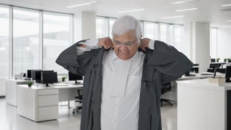 un abogado indio feliz se prepara para el trabajo.