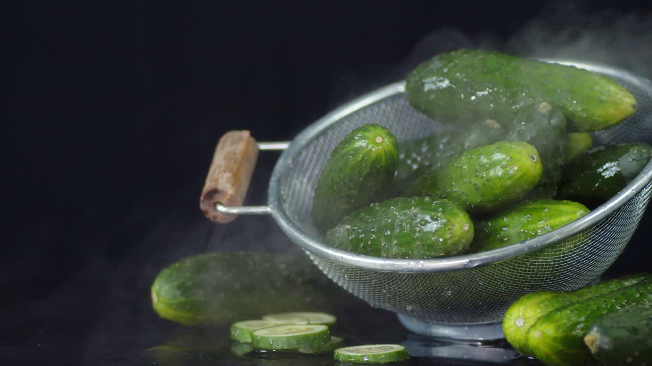 차가운 증기와 함께 colander에 신선한 호박.