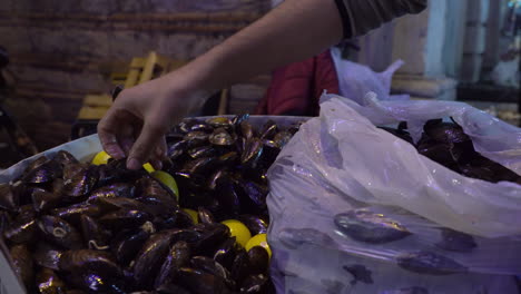 vendedor de mejillones rellenos en las calles urbanas de estambul por la noche en turquía