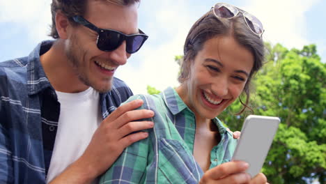 amigos que usan teléfonos móviles