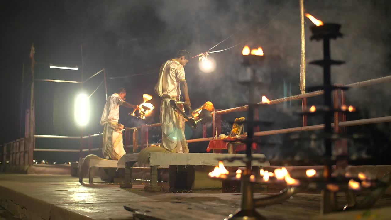 ganga aarti 의식용 촛대에 초점을 맞춥니다.
