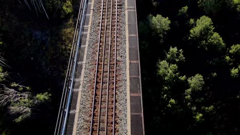 vías del tren en puente de caballete de tren alto