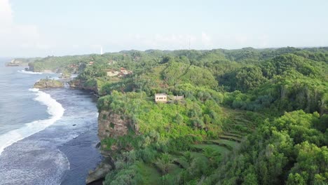 Un-Edificio-En-La-Cima-Del-Borde-Del-Acantilado-Con-El-Mar