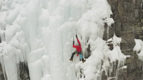 Einzelkletterer-Auf-Einer-Gefrorenen-Eiskaskade,-Die-Die-Sicherheitslinie-4k-Vorbereitet