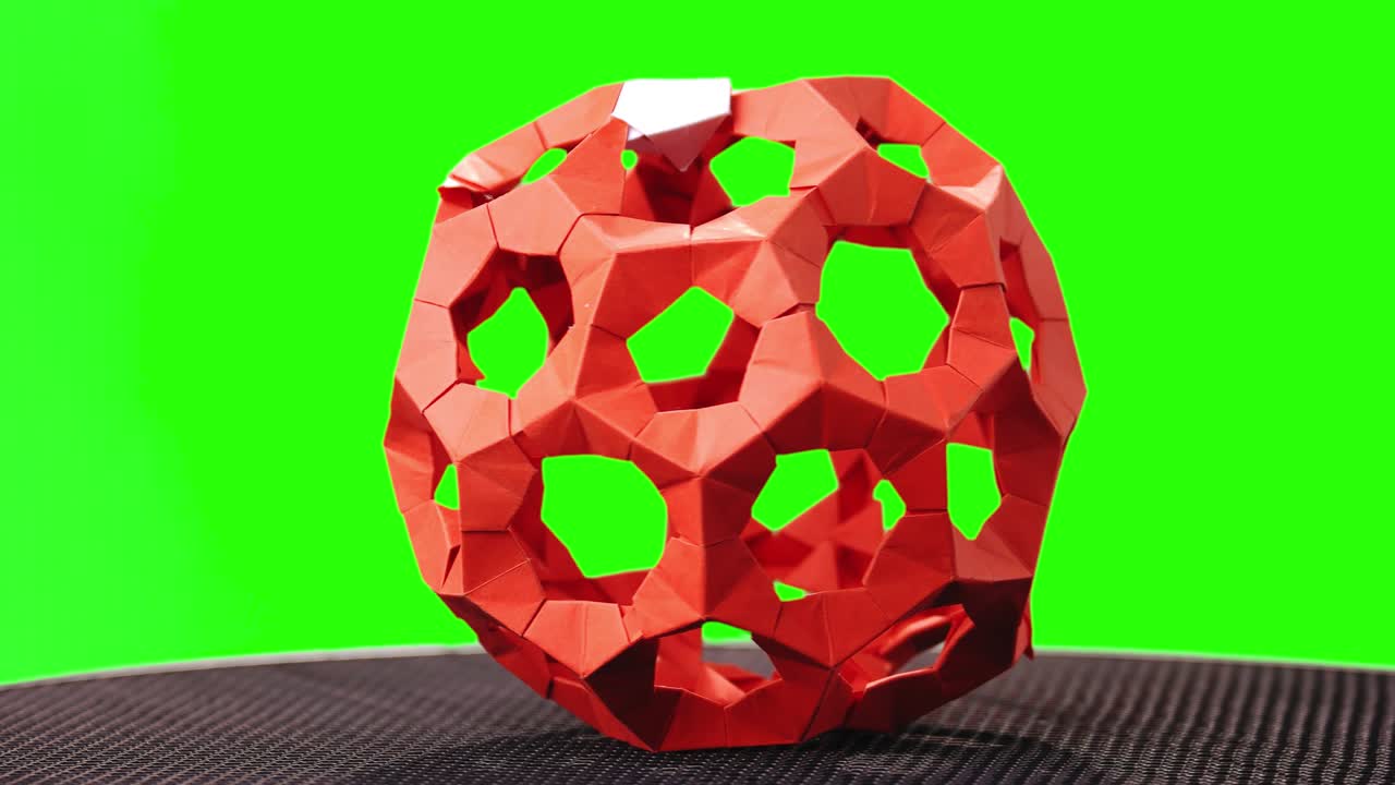 bola de origami modular roja en la pantalla verde.