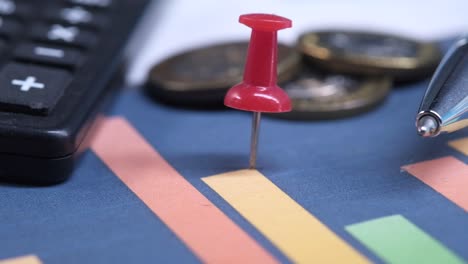 análisis de datos financieros con gráfico de barras, monedas y calculadora