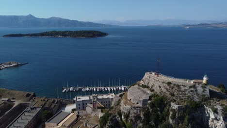 ciudad vieja y puerto de la isla de corfú con la antigua fortaleza de corfú, grecia