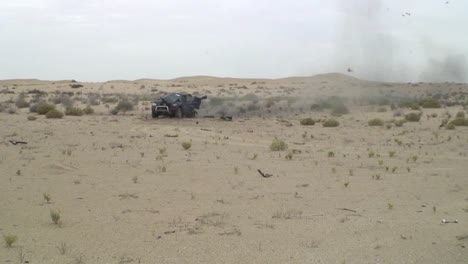 el ejército hace estallar un coche en el desierto