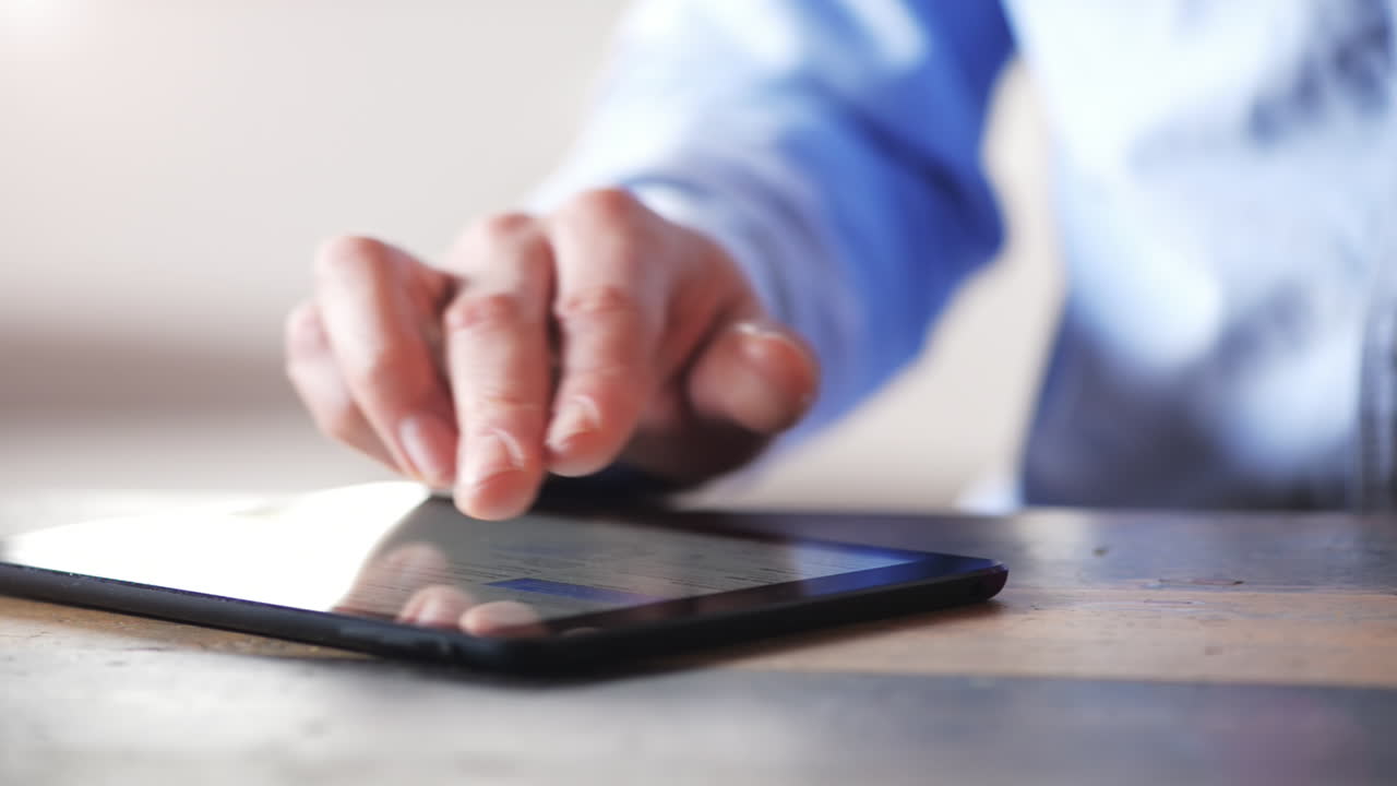 태블릿 컴퓨터 터치 스크린을 사용하는 사람