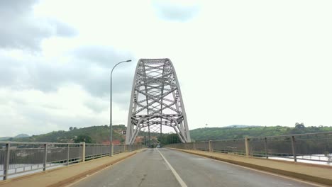cruce del puente adomi en ghana, áfrica