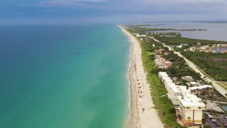 playa de arena costa de la isla hutchinson en florida - vuelo aéreo