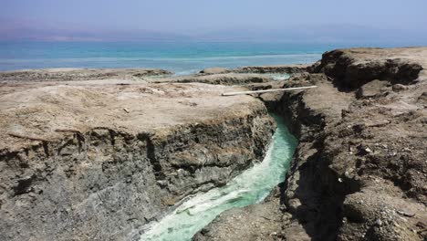 manantiales termales del mar muerto vuelo aéreo espectacular a lo largo del paisaje del cañón del desierto sobre aguas cálidas y cristalinas