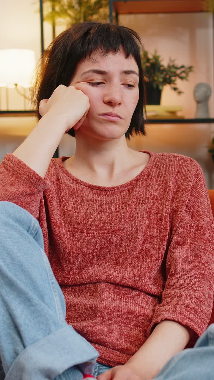 chica blanca triste y solitaria parece pensativa piensa en las preocupaciones de la vida sufre de una situación injusta