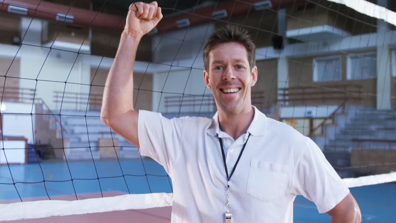 entrenador sonriente de pie cerca de la red en la cancha 4k