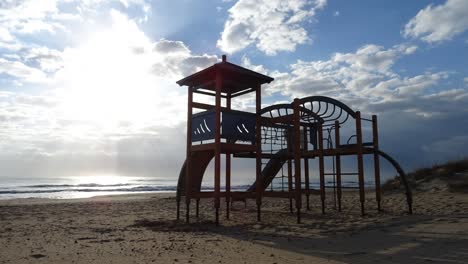 un patio de recreo vacío en la playa