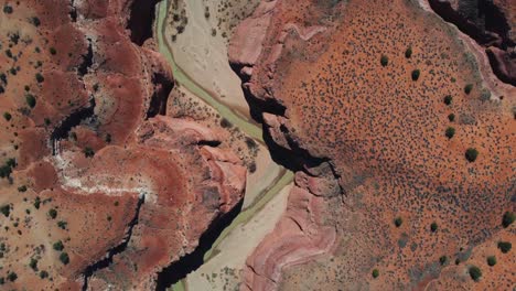 Vista-De-Arriba-Hacia-Abajo-Del-Valle-Del-Río-Paria-En-Utah,-Estados-Unidos