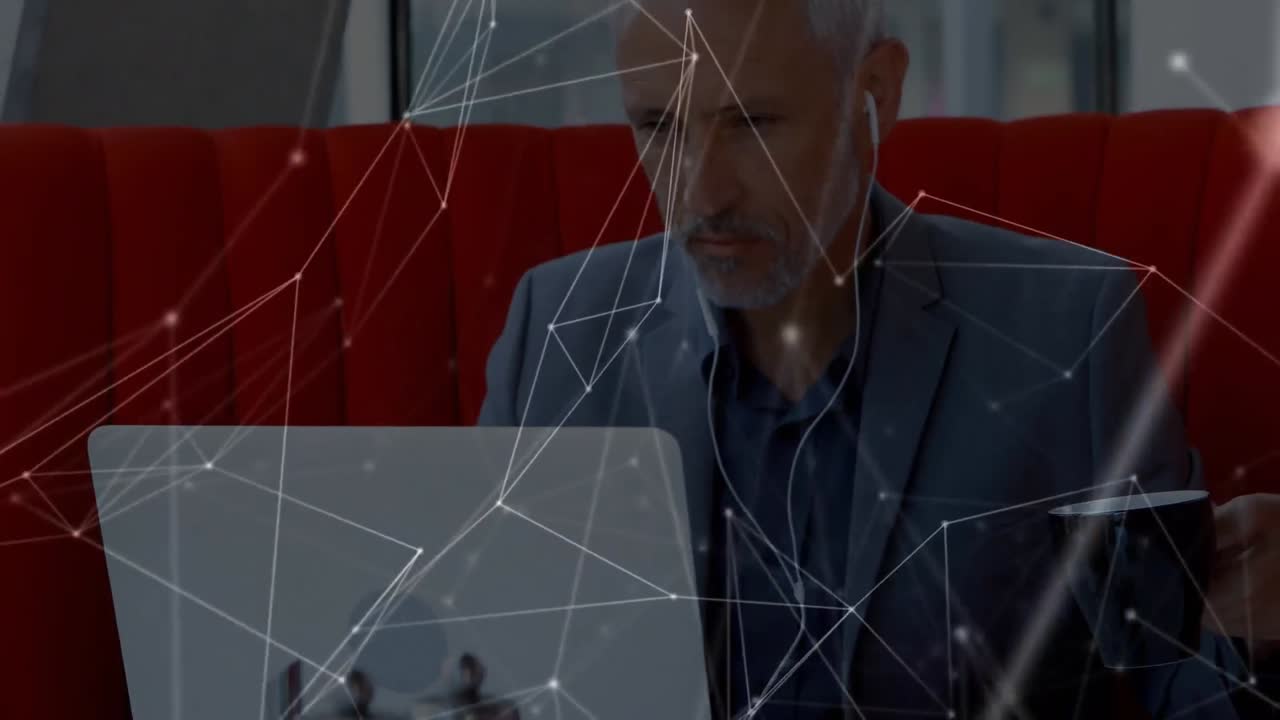 animación de la red de conexiones mientras el hombre caucásico trabaja en la computadora portátil
